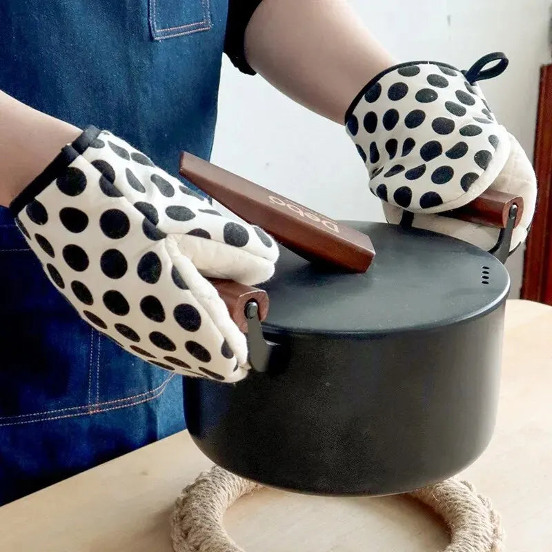 Japanese Style Polka Dot Heat-Resistant Oven Mitts for Home Use, Microwave Safe Gloves